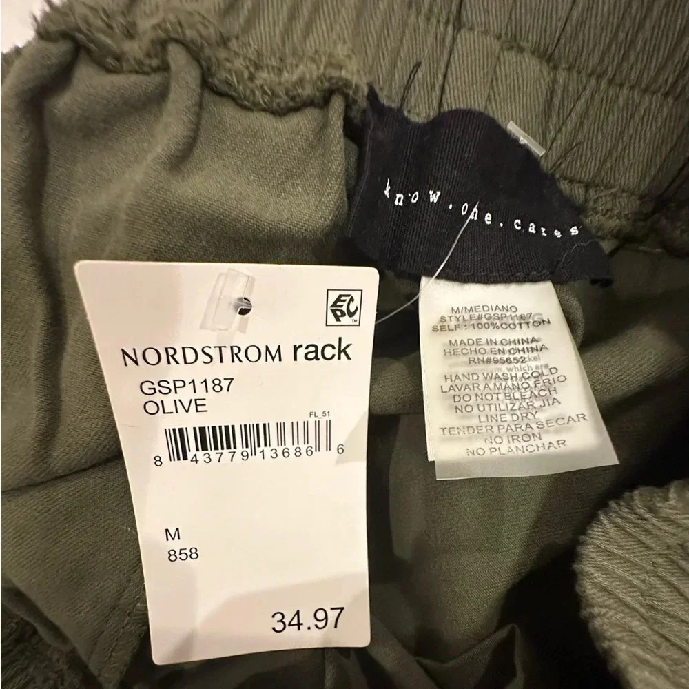 Know one cares (NWT) olive green cargo pants size medium - Picture 5 of 5
